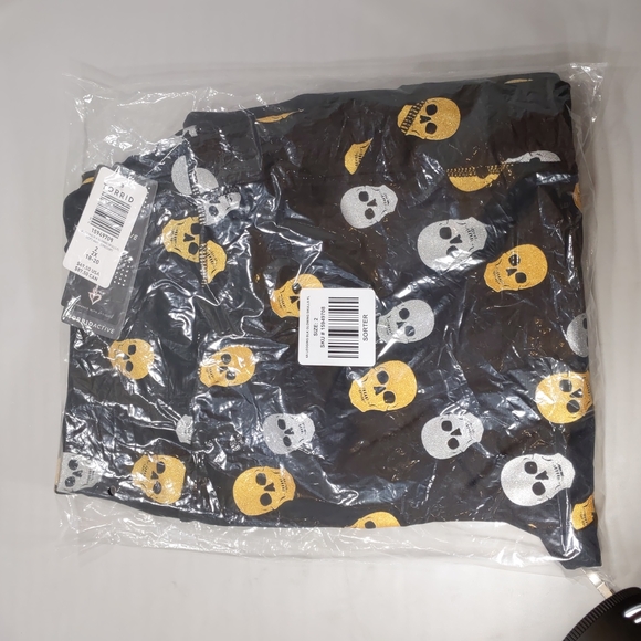 Torrid, black high-rise silver/gold glitter skull leggings with pockets - Picture 6 of 10